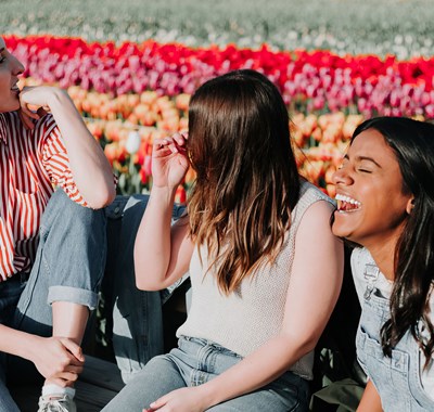 Tre unga kvinnor med ljus framtid